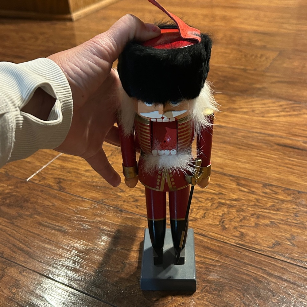 BUCKINGHAM PALACE QUEEN'S GUARD - ERZGEBIRGISCHE VOLKSKUNST GERMAN NUTCRACKER - Picture 5 of 9